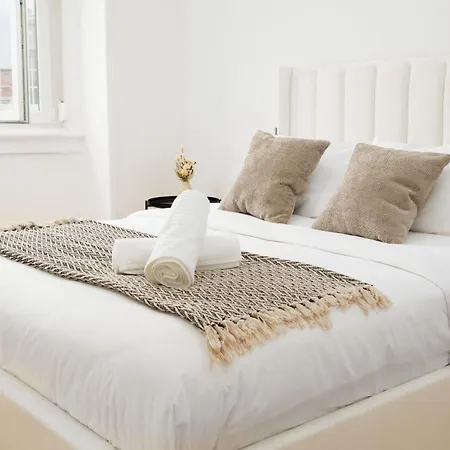 2eb- Beautifully Designed In The Heart Of The City, Bright, Stylish And Inviting Apartmán