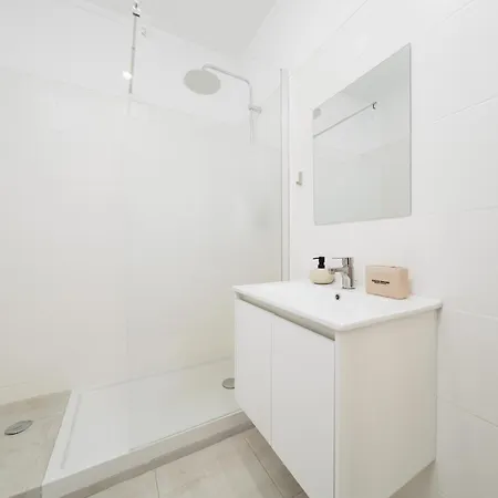 2eb- Beautifully Designed In The Heart Of The City, Bright, Stylish And Inviting Apartmán