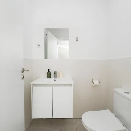 2eb- Beautifully Designed In The Heart Of The City, Bright, Stylish And Inviting Apartmán Lisboa